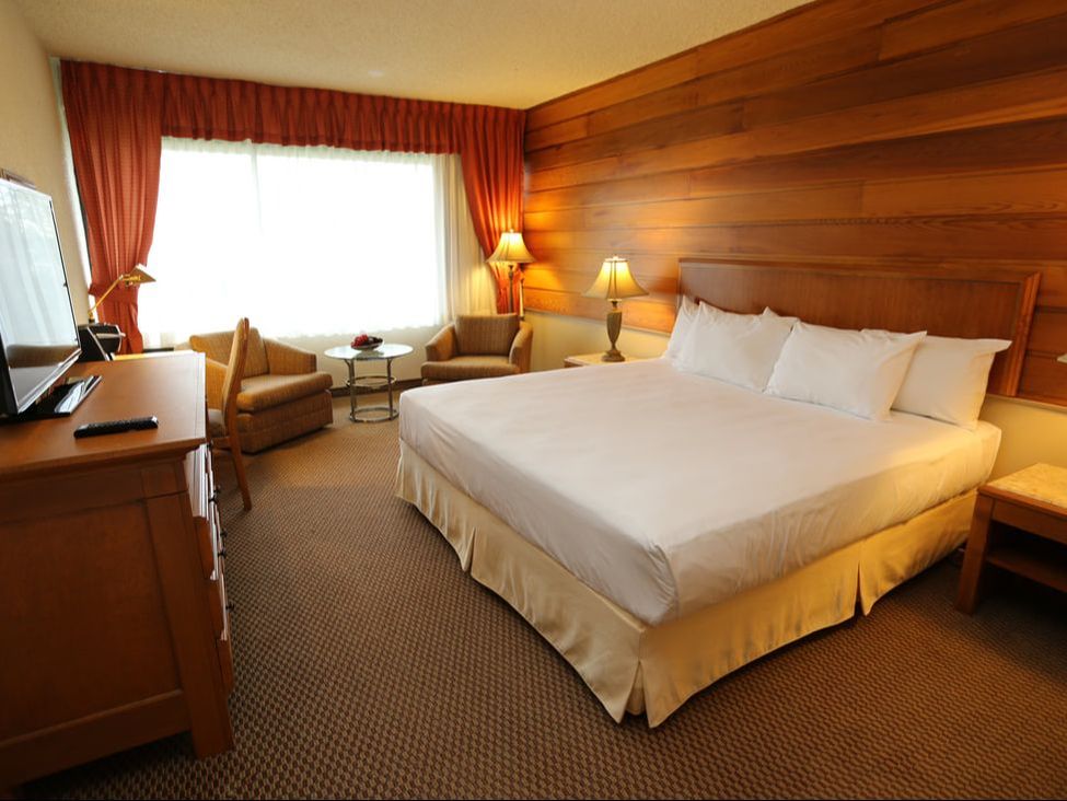 Business rooms - 1 king bed - Hôtels Gouverneur Sept-Îles